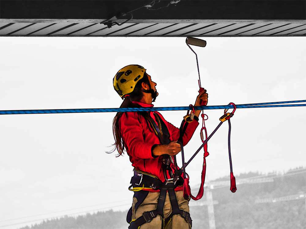 PSAgA Anwender mit Absturzsicherung bei der Durchführung von Malerarbeiten