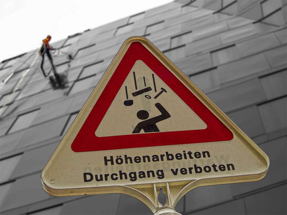 Schild vor Höhenarbeiter mit der Aufschrift Durchgang verboten