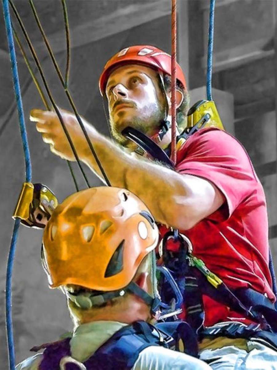 Höhenarbeiter bei der Durchführung einer Rettungsübung während der Ausbildung