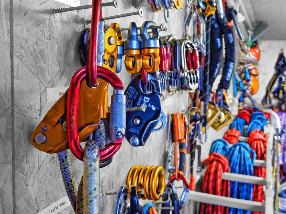 Industriekletterausrüstung und PSAgA an der Wand in einem Lager