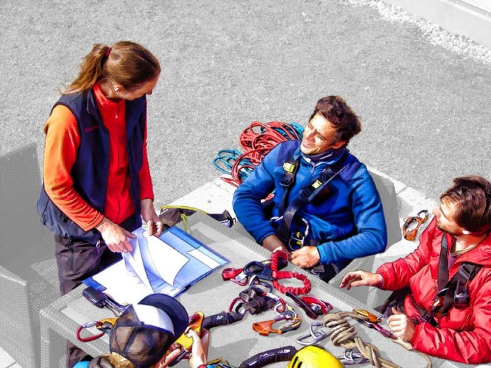 Personen beim Theorieunterricht während der PSAgA Ausbildung an einem Tisch sitzen