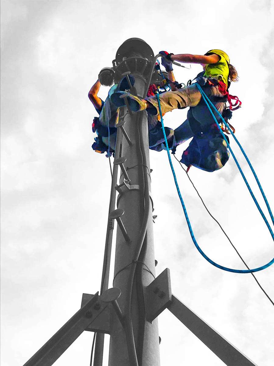 PSAgA Anwender beim Besteigen eines Mastes über eine Steigleiter